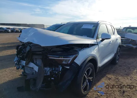 2025 Volvo Xc40 B5 Core Bright Theme z USA, uszkodzony, nr VIN YV4L12UJ2S2591025